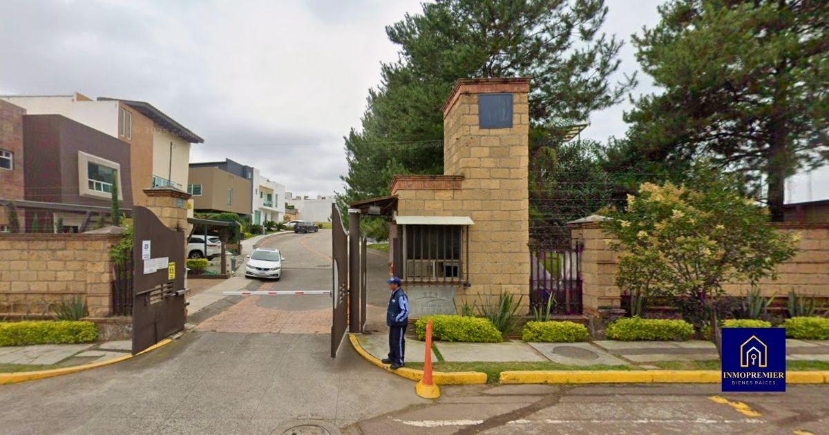 Entrada del fraccionamiento Jardines del Paraíso en Altozano Morelia, acceso con caseta y vigilancia 24/7.
