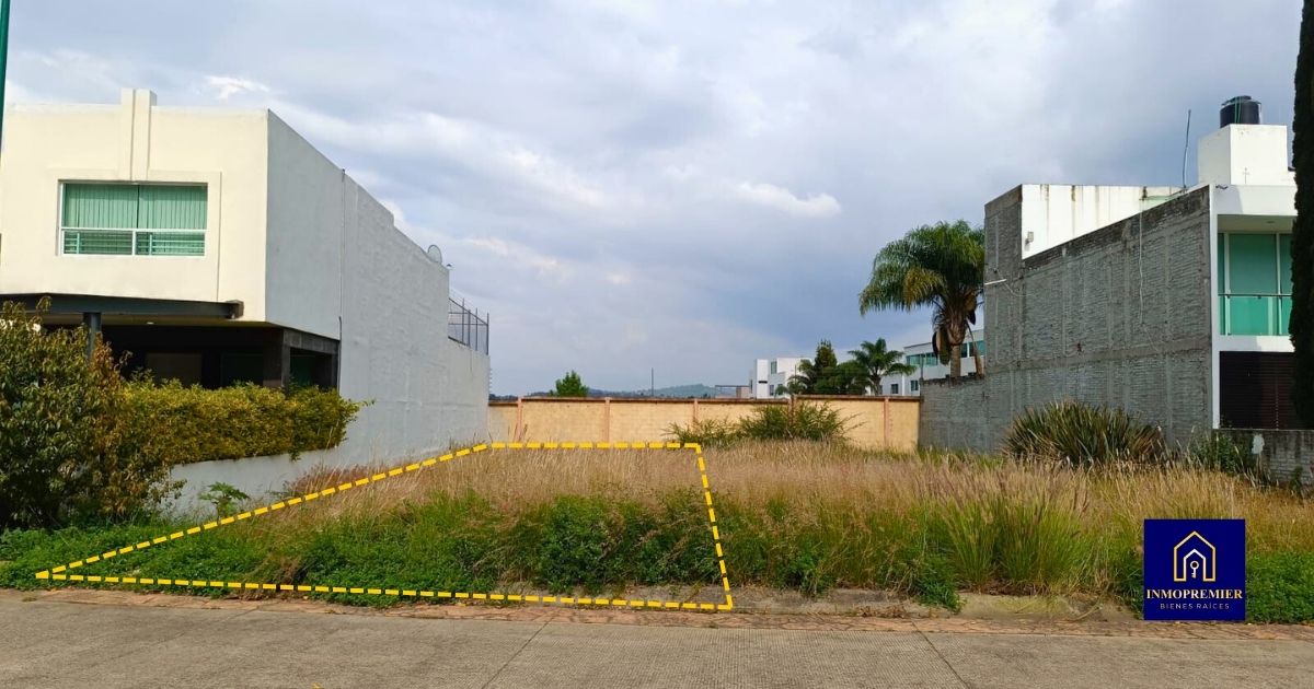 Vista frontal del terreno en venta en Jardines del Paraíso Altozano, Morelia, ubicado en fraccionamiento privado con áreas verdes.