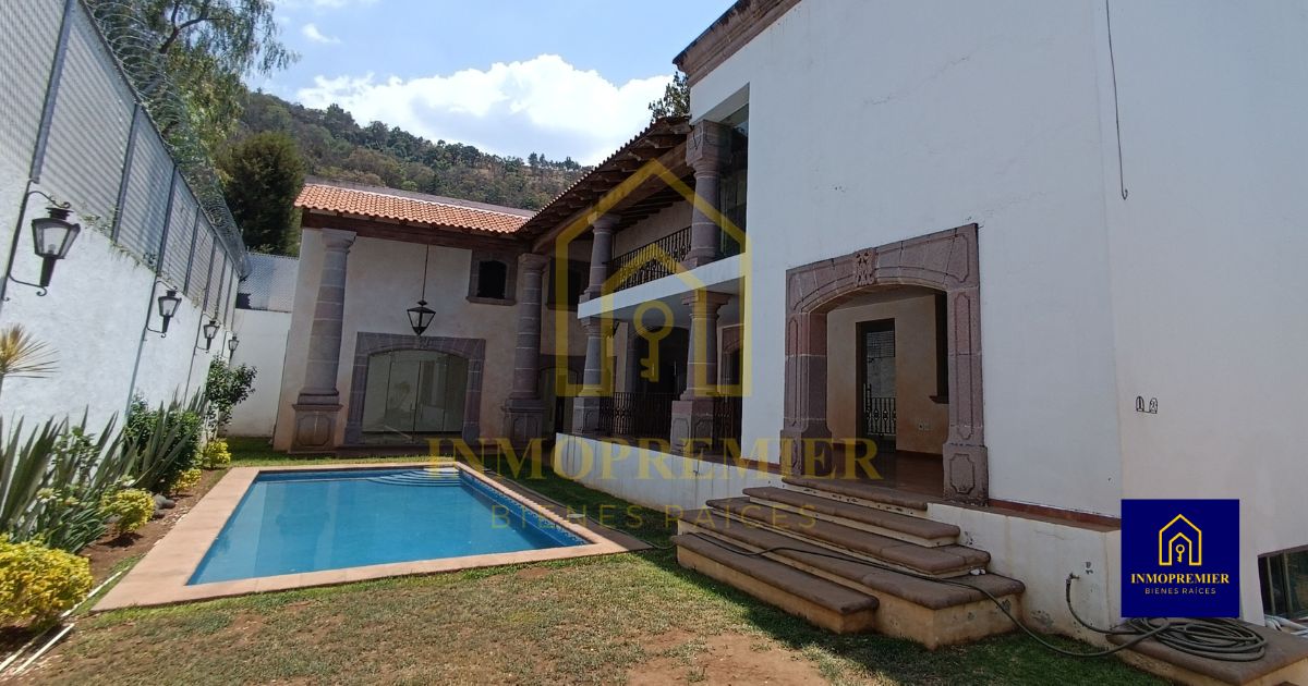 Alberca y jardín de casa en venta en Prados del Campestre Morelia con acceso al área social, terraza y salón social con cava