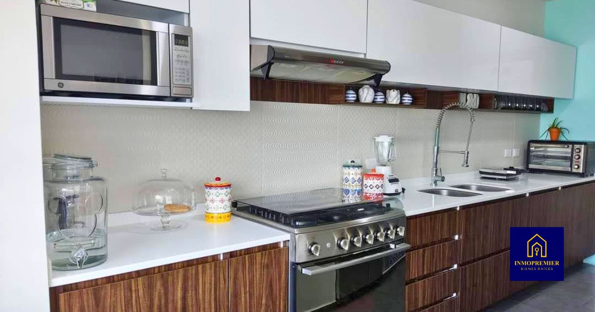 Casa en venta en Altozano Morelia, Fraccionamiento Esmeralda, cocina integral con cubierta amplia y mobiliario moderno.