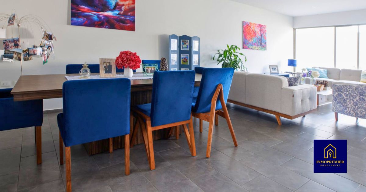 Casa en venta en Altozano Morelia, Fraccionamiento Esmeralda, área social con comedor y sala.