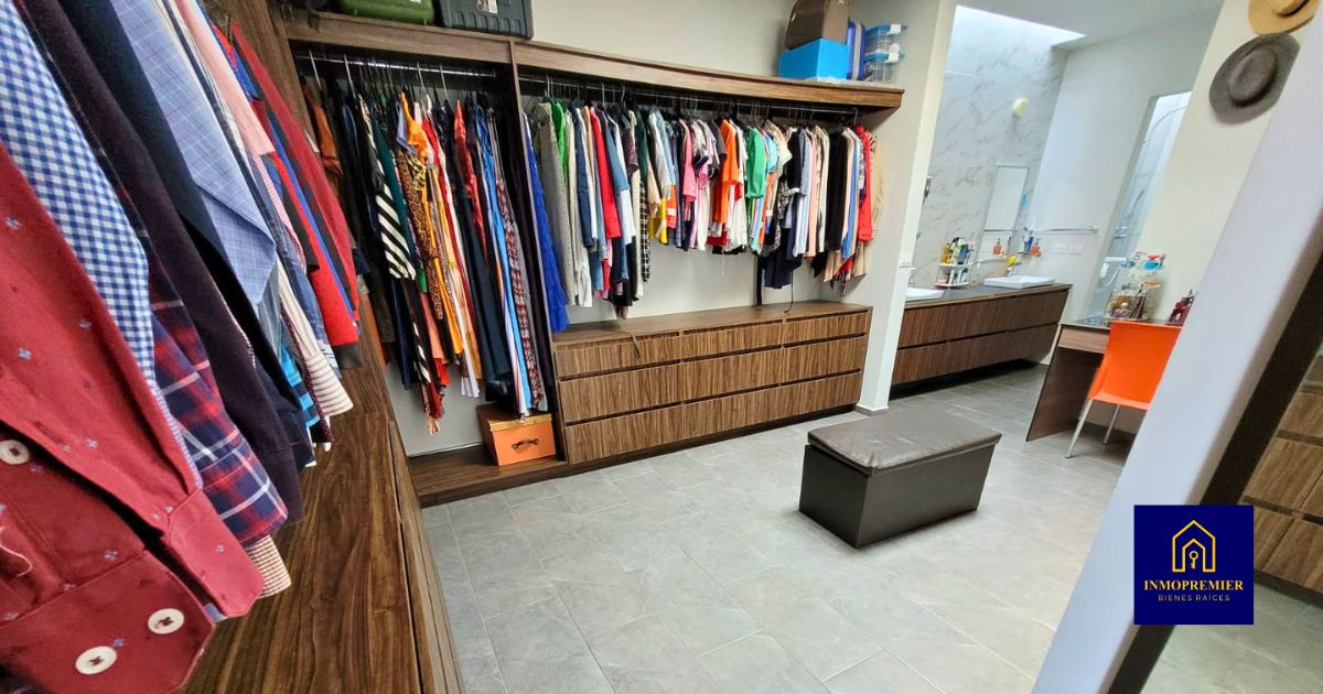 Casa en venta en Altozano Morelia, Fraccionamiento Esmeralda, vestidor amplio con baño principal.