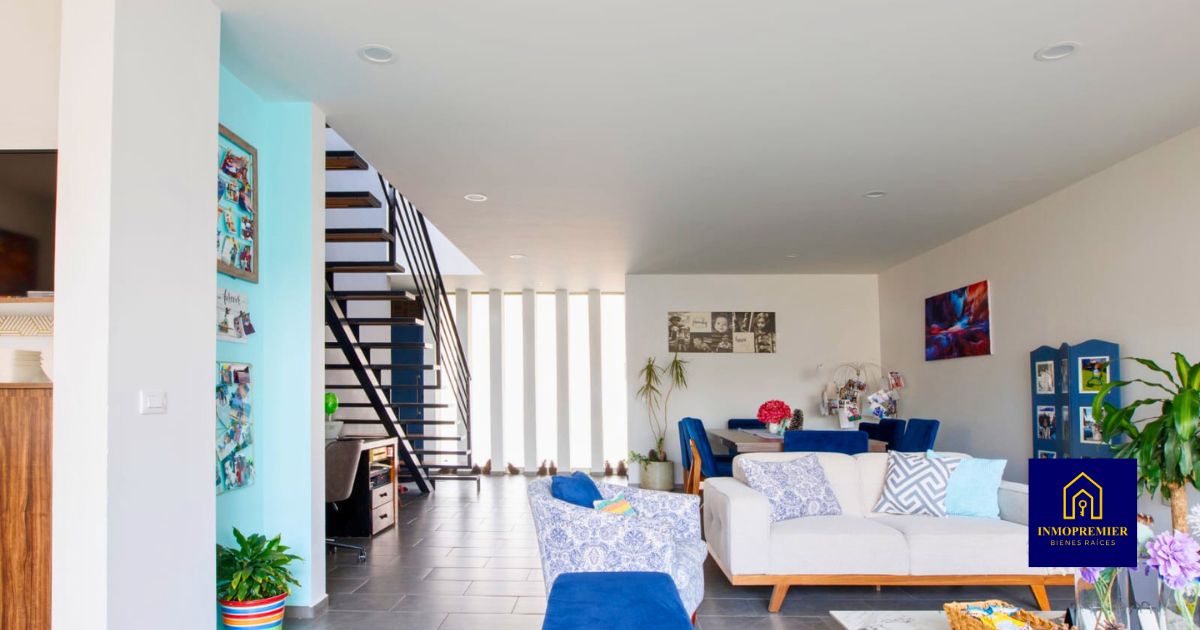 Casa en venta en Altozano Morelia, sala y comedor en área social familiar.