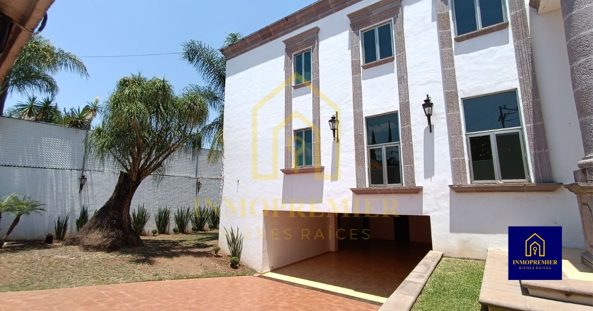 Cochera para 8 vehículos de casa en venta en Prados del Campestre Morelia con acceso independiente y amplias áreas de servicio