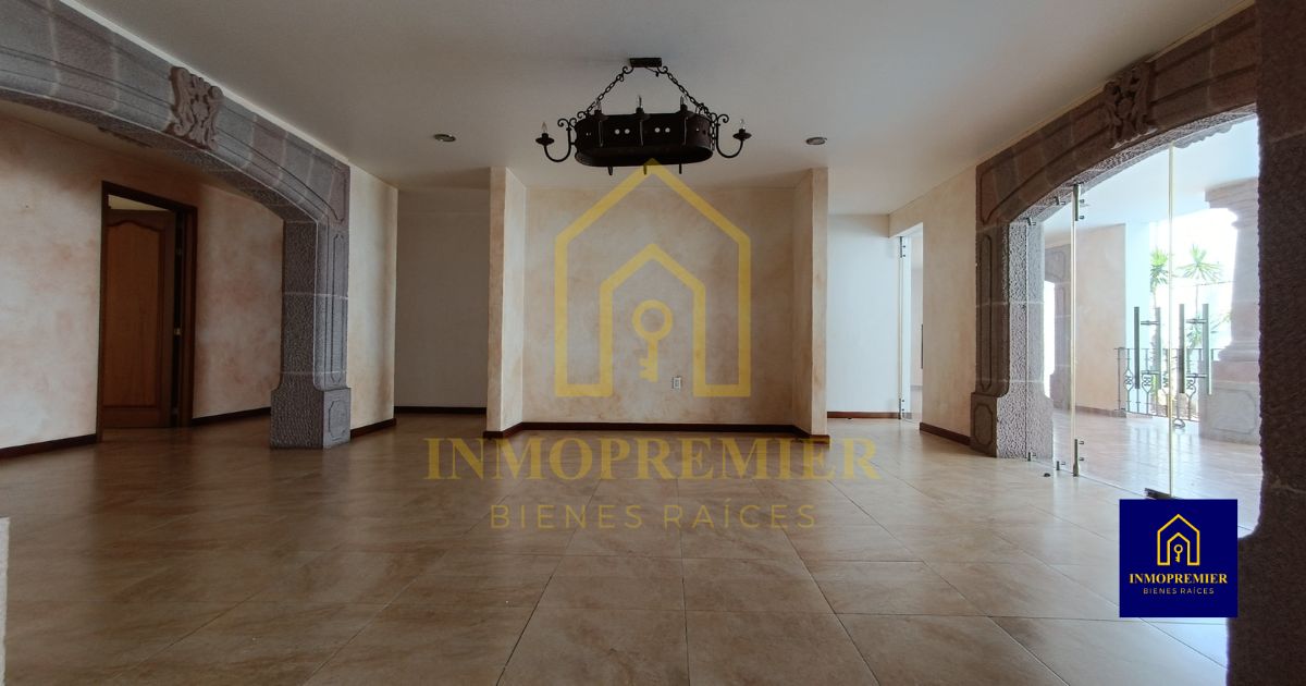 Comedor principal de casa en venta en Prados del Campestre Morelia con acceso a terraza, alberca y áreas sociales