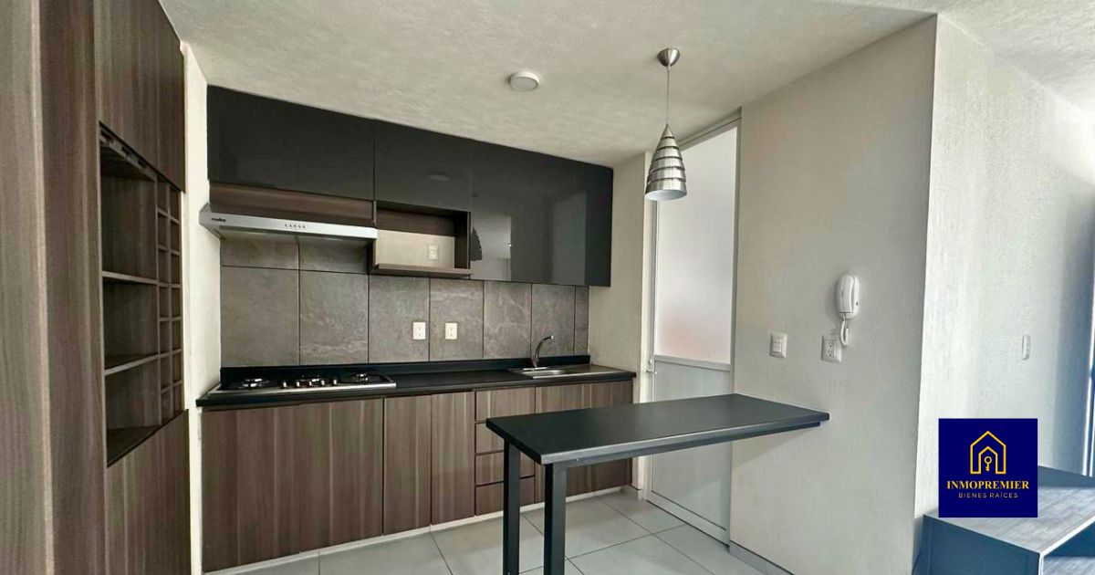 Cocina integral de departamento en venta en Altozano Morelia Quinta Cantera con barra, sala comedor y acabados modernos