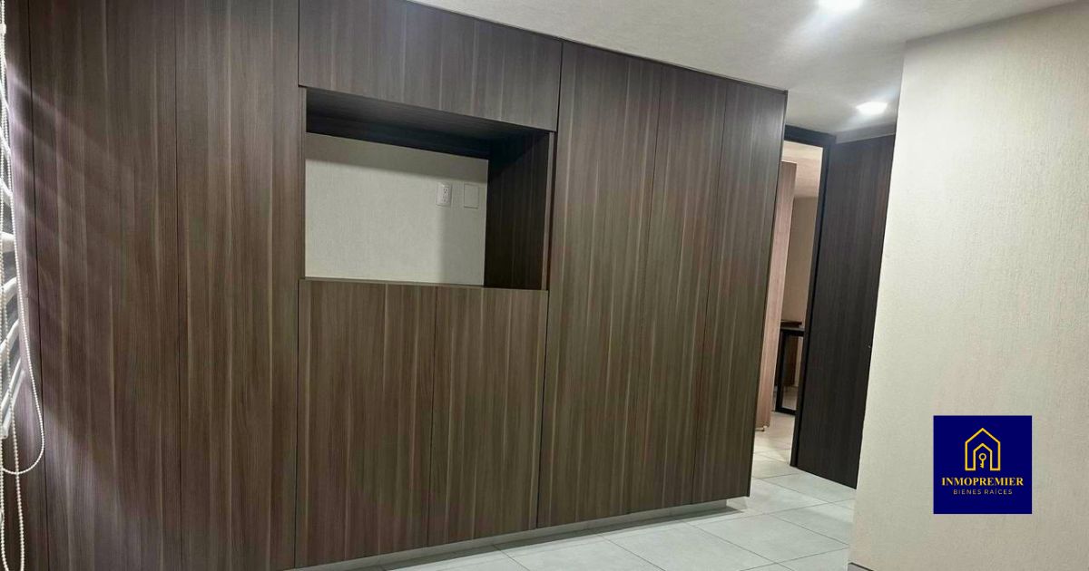 Recámara con clóset de departamento en venta en Altozano Morelia Quinta Cantera con mobiliario funcional y acabados modernos