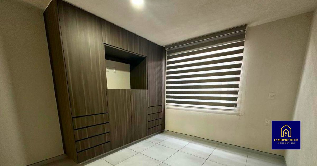 Recámara principal con clóset de departamento en venta en Altozano Morelia Quinta Cantera con buena iluminación y acabados modernos
