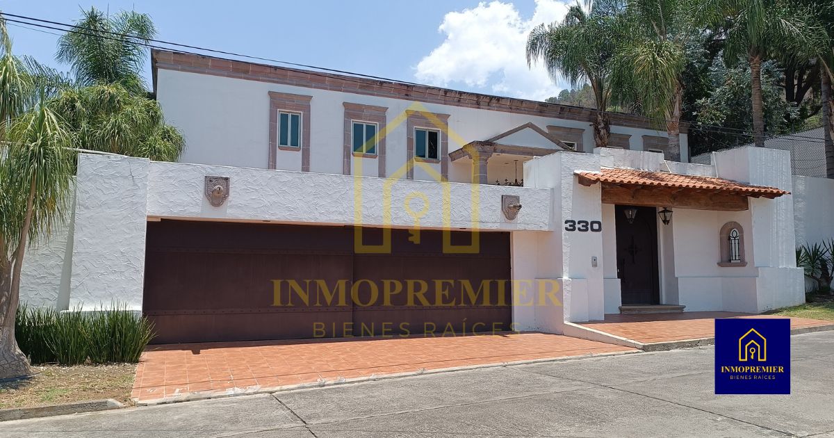Fachada exterior de casa en venta en Prados del Campestre Morelia con cochera para 8 vehículos y acceso principal de residencia de lujo