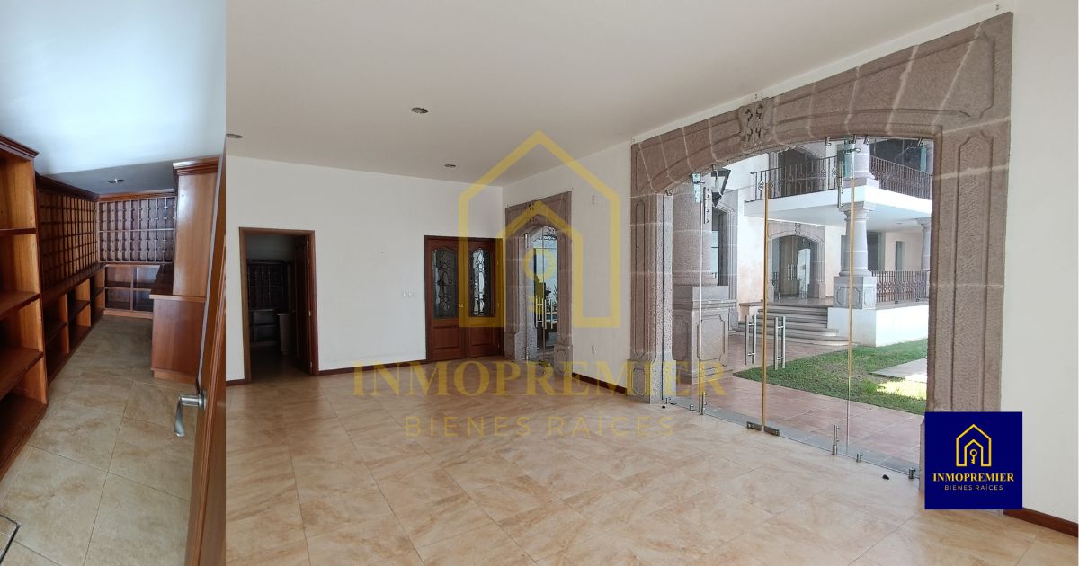 Salón social con cava en casa en venta en Prados del Campestre Morelia conectado al jardín y áreas exteriores para eventos familiares y reuniones privadas