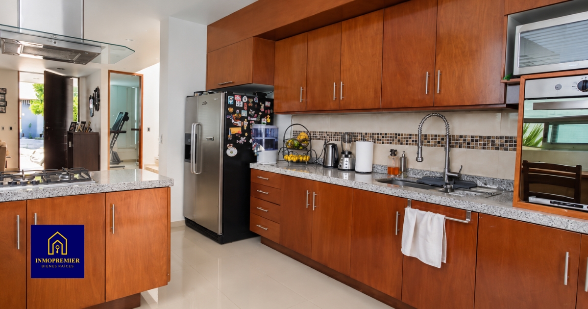 Cocina integral de madera con isla y parrilla en casa de Altozano