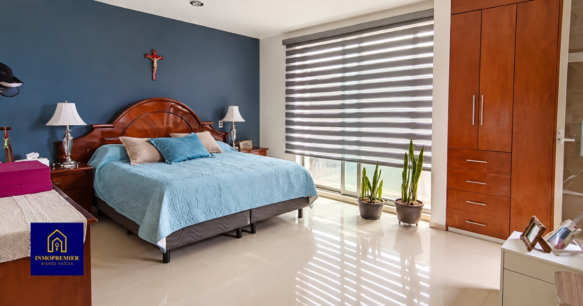 Recámara con clóset de madera y ventanal con persianas