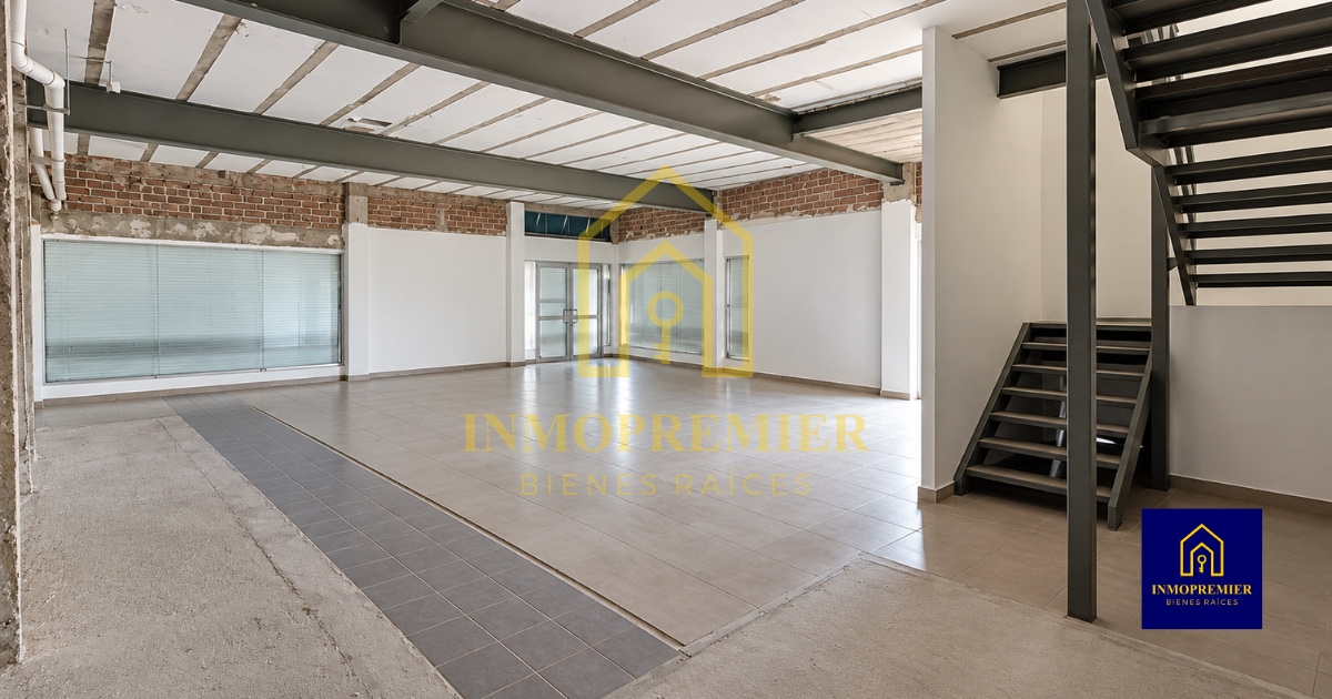 Interior de local comercial en Morelia con escalera hacia la planta alta